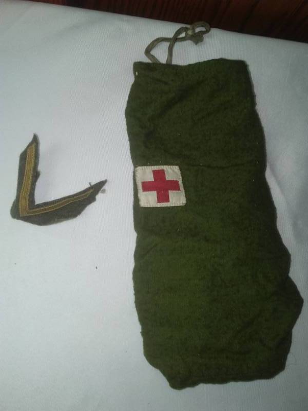lot 389 image: Private Insignia shoulder patch and medic bag WWI.