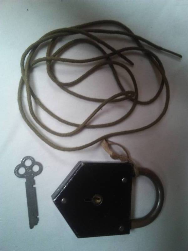 lot 390 image: WWI padlock and bootlace.