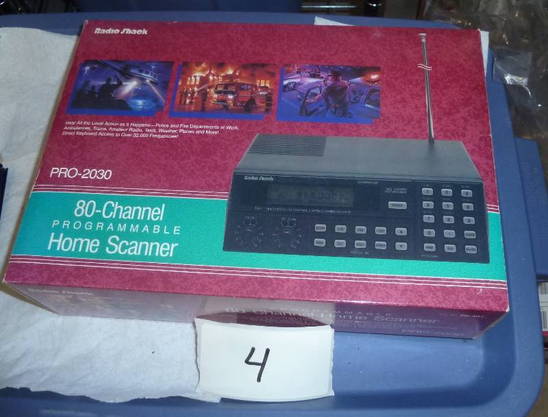 lot 4 image: Radio Shack Pro-2030 Police, Fire, ...