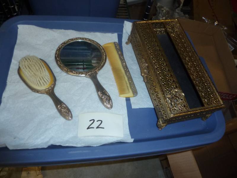 lot 22 image: vintage dresser set - brush, (doesn...