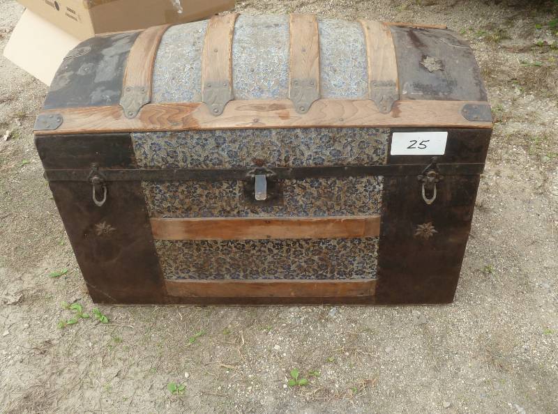 lot 25 image: Vintage trunk with drawer...
