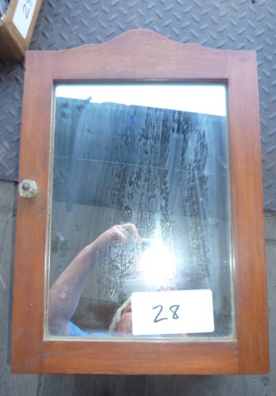 lot 28 image: Vintage medicine cabinet in good co...