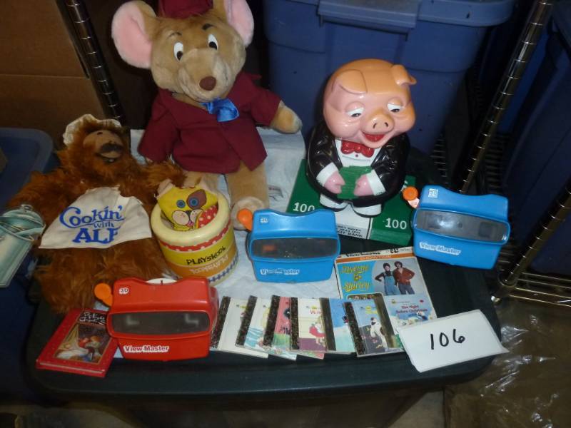 lot 106 image: Alf puppet, piggy bank that rotates...