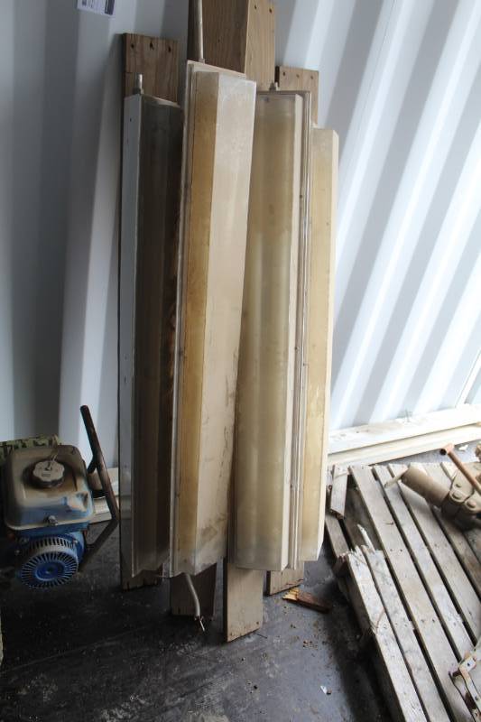 lot 373 image: Lot of (4) 48in. Fluorescent Light Fixtures