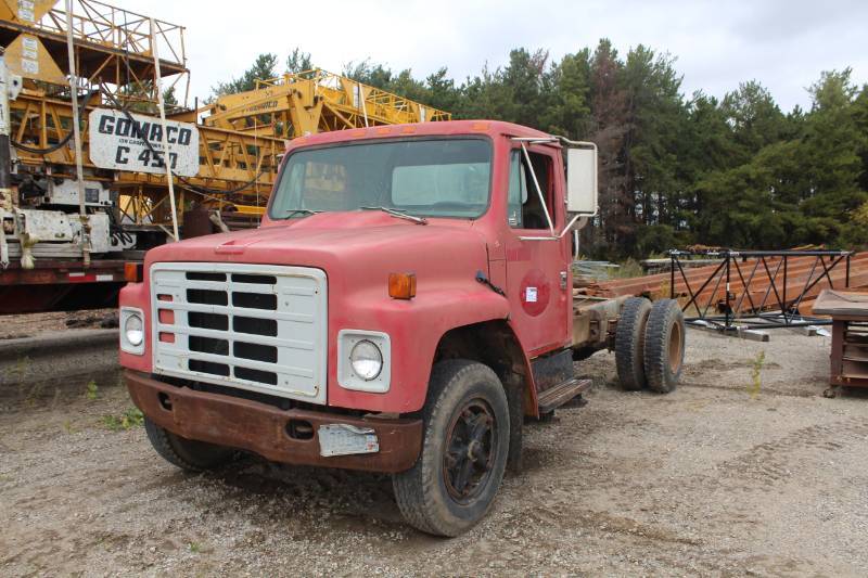 lot 325 image: 1980 International Harvester Commercial Single Axle Semi Tractor
