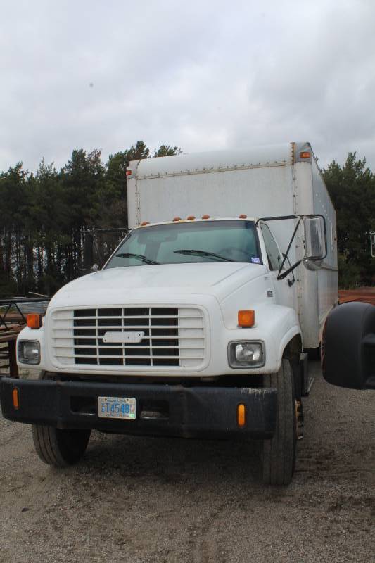 lot 323 image: 2000 GM C7500 Box Truck w Rear Lift Gate