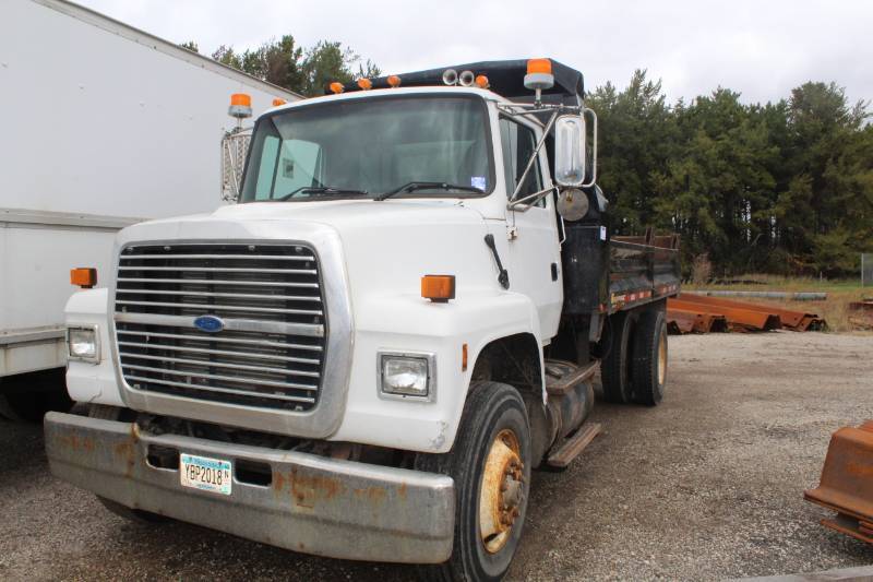 lot 322 image: 1997 Ford LN8000 Dump Truck
