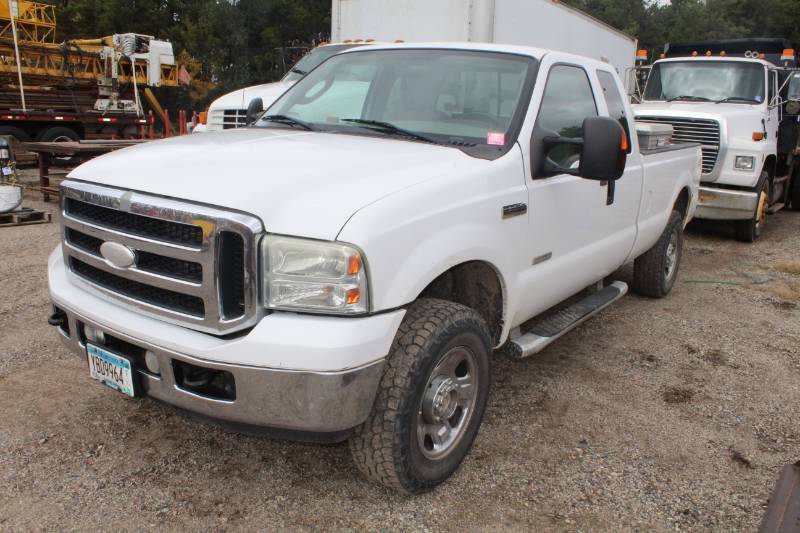 lot 324 image: 2007 Ford F-350 XLT Lariat 4-Door Super Cab Pickup Truck