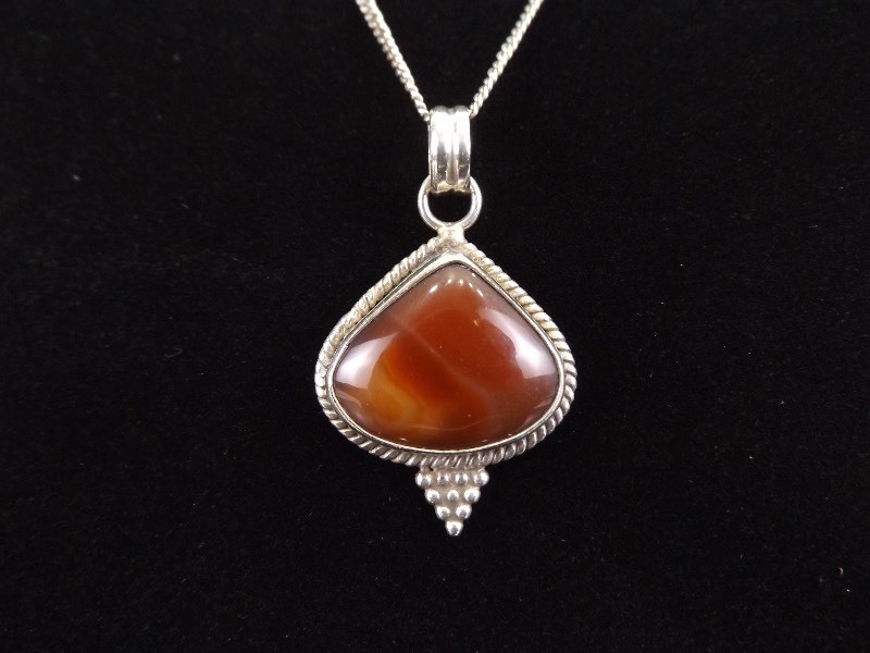 lot 5 image: .925 Sterling Silver Agate Cabochon Pendant Necklace