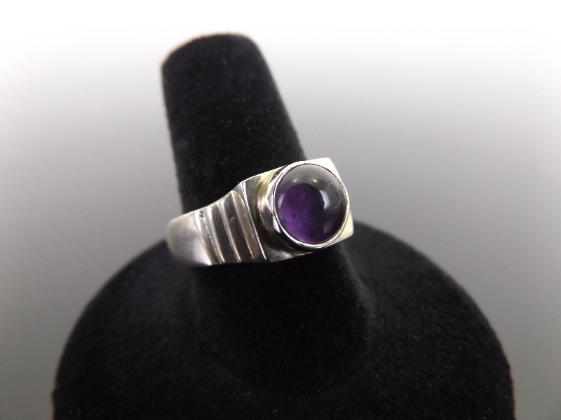 lot 21 image: .925 Sterling Silver Amethyst Cabochon Ring Size 8.25