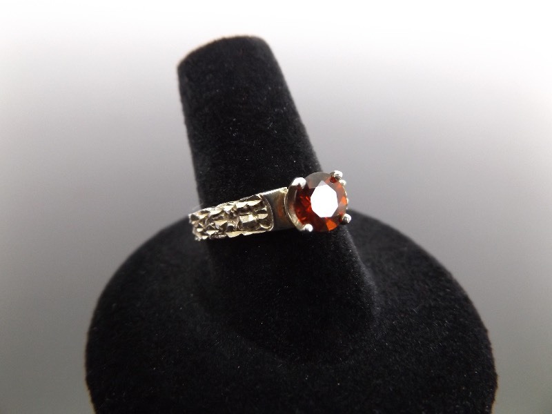 lot 27 image: .925 Sterling Silver Faceted Garnet Etched Ring Size 8