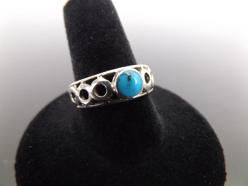 lot 36 image: .925 Sterling Silver Howlite Cabochon Ring Size 6