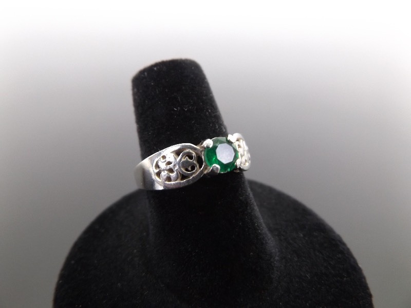 lot 41 image: .925 Sterling Silver Emerald Crystal Ring Size 6.5