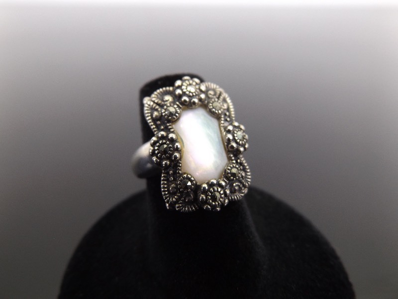 lot 42 image: .925 Sterling Silver Art Nouveau Mother of Pearl Ring Size 5.75