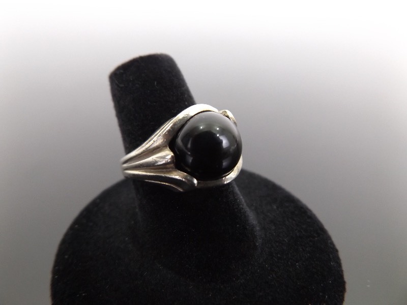 lot 44 image: .925 Sterling Silver Floating Onyx Ball Ring Size 7