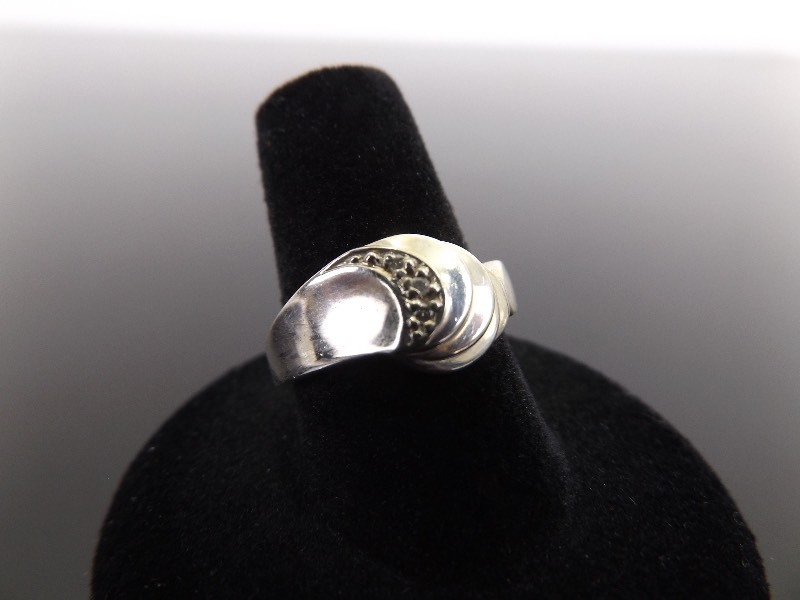 lot 47 image: .925 Sterling Silver Diamond Accented Promise Ring Size 8