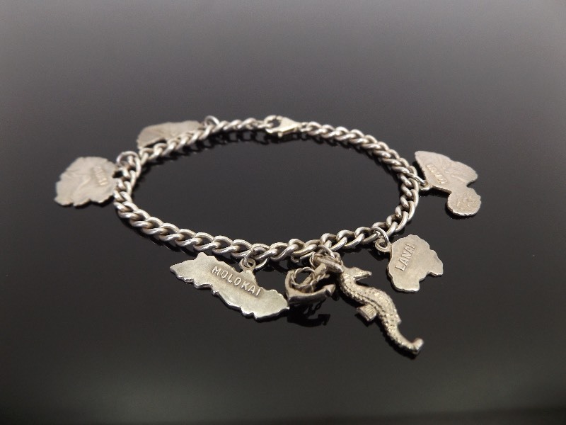 lot 61 image: Vintage .925 Sterling Silver Hawaiian Islands Charm Bracelet