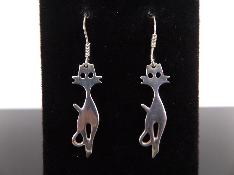 lot 93 image: .925 Sterling Silver Artisan Cat Dangle Hook Earrings