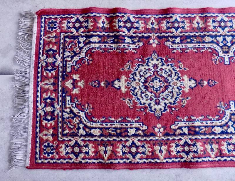 lot 29 image: (used) 27 x 96 Burgundy Hall Rug
