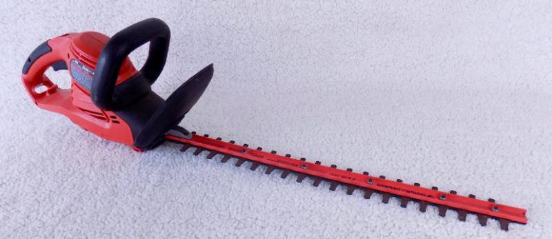lot 40 image: (works, see video) Black & Decker 22 Electric Hedge Trimmer