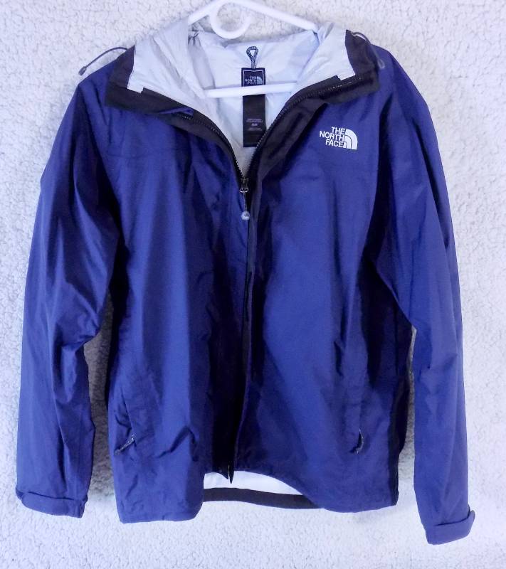 lot 7 image: (2) never worn pieces - (both size Medium Mens) The North Face Light Weight Blue Jacket w Hood & Goodfellow Charcoal Fleece Vest