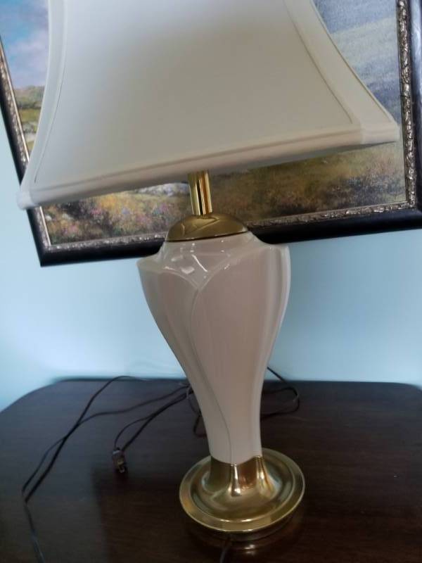 lot 71 image: Charming White Ceramic Lamp