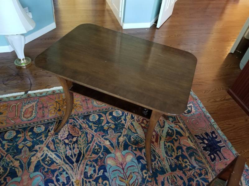 lot 46 image: Lovely Vintage Mahogany Side Table