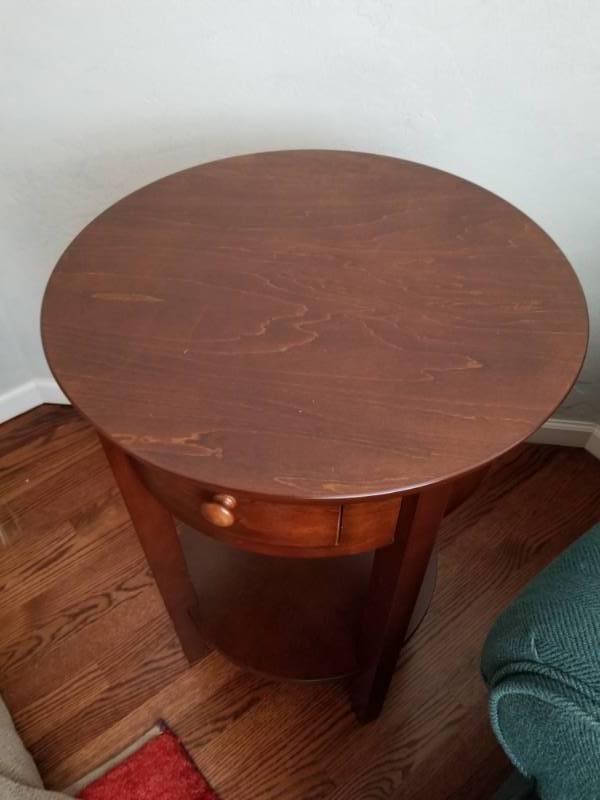 lot 51 image: Stylish Round Side Table