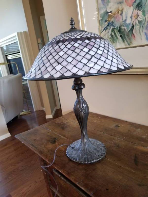 lot 20 image: Beautiful Stained Glass Lamp with Sturdy Metal Base