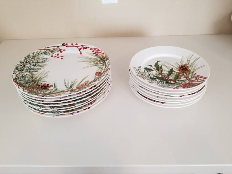 lot 96 image: Holiday Plates by Williams Sonoma