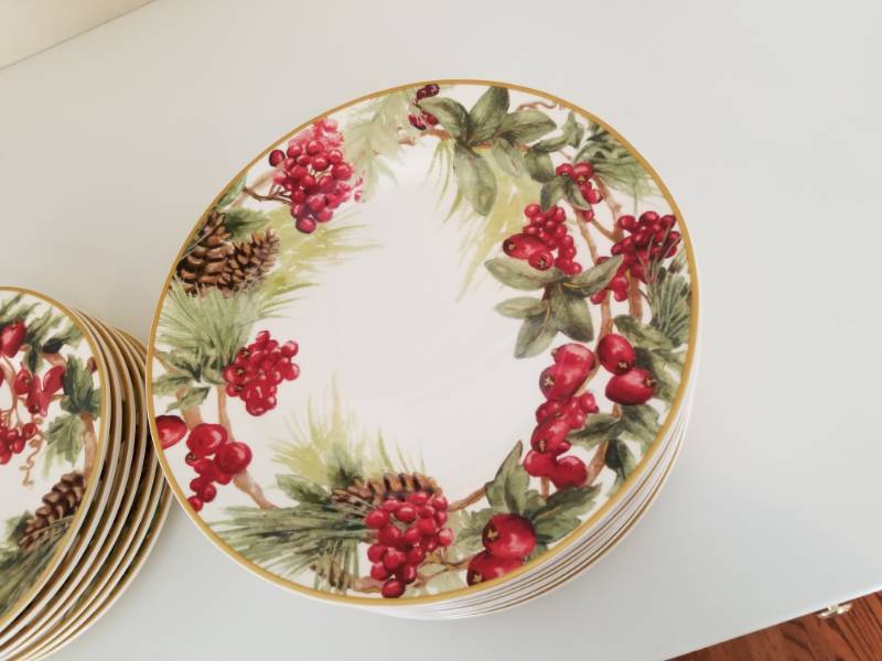lot 97 image: Festive Christmas Plates by Williams Sonoma