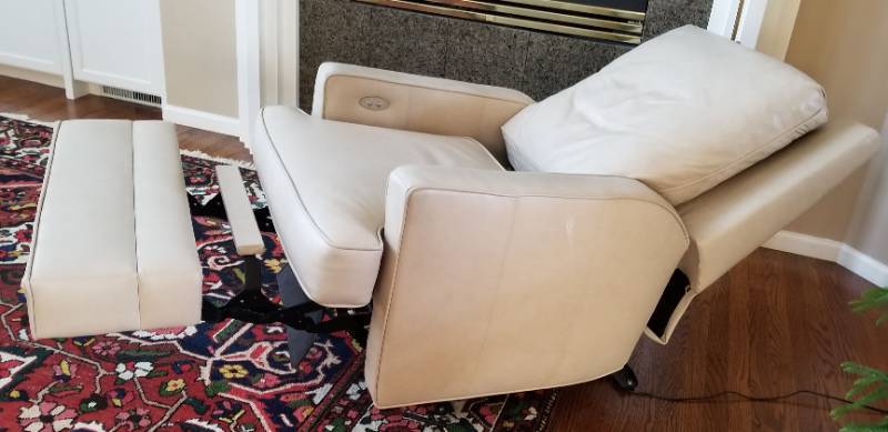 lot 13 image: Motioncraft Comfort Reach Leather Recliner Wallhugger Chair
