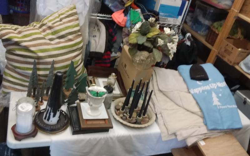 lot 18 image: Large Lot Of Decor