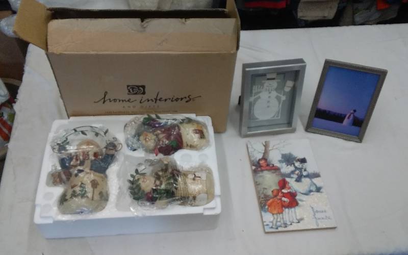 lot 19 image: Snowman Decor, 3-Piece Set Home Interior