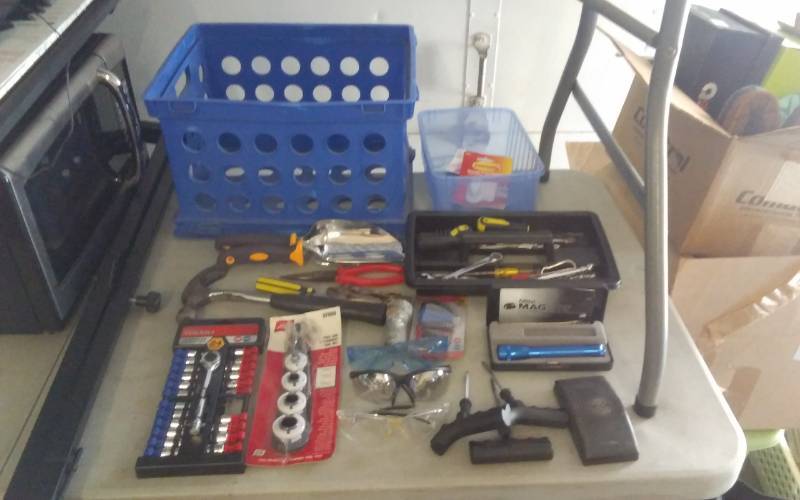 lot 6 image: Crate Of Assorted Hand Tools