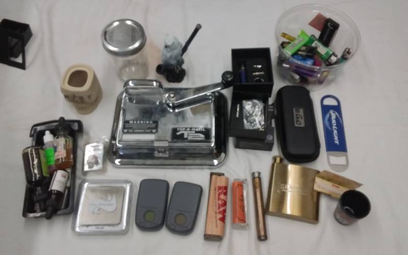 lot 29 image: Smoke & Vape Paraphenalia, Cig. Roller & Related