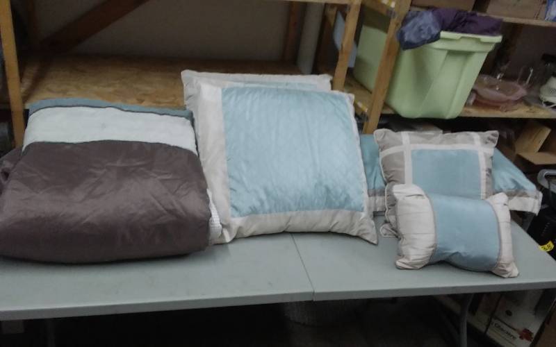 lot 38 image: Bedding Set-Queen Size Comforter & Pillows