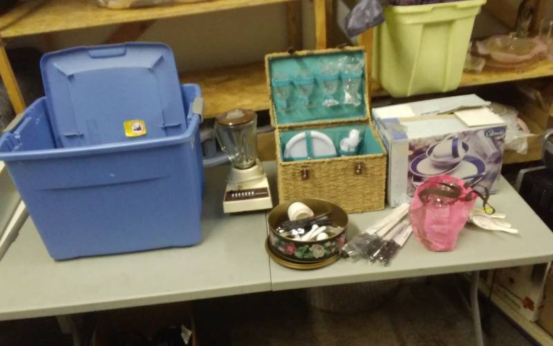 lot 39 image: Tote Bin With Lid & Contents (kitchen)