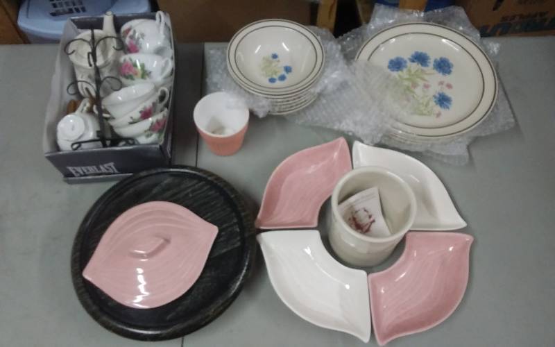 lot 50 image: Lot Of Tea Cups & Tea Pots