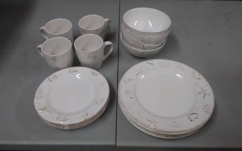 lot 55 image: Thomson Pottery Service For 4 Seashell Dishes