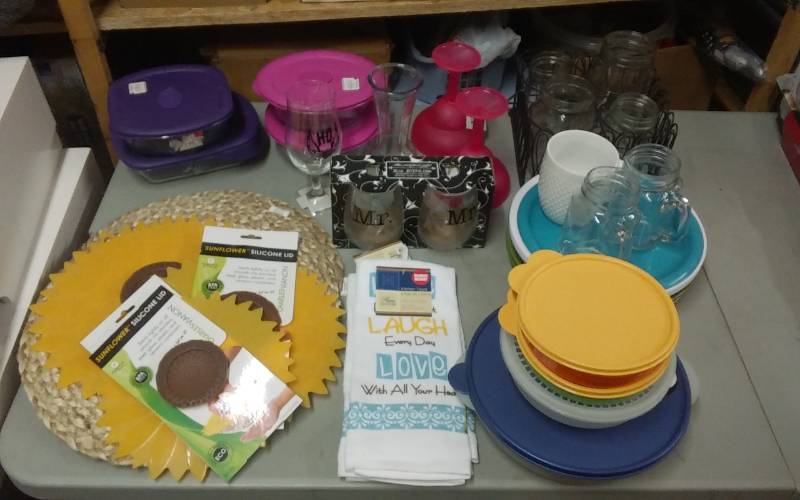 lot 56 image: New Pyrex With Lids, New Towels, 4-Placemats, New Silicone Food Covers, Tupperware, Glassware, Misc