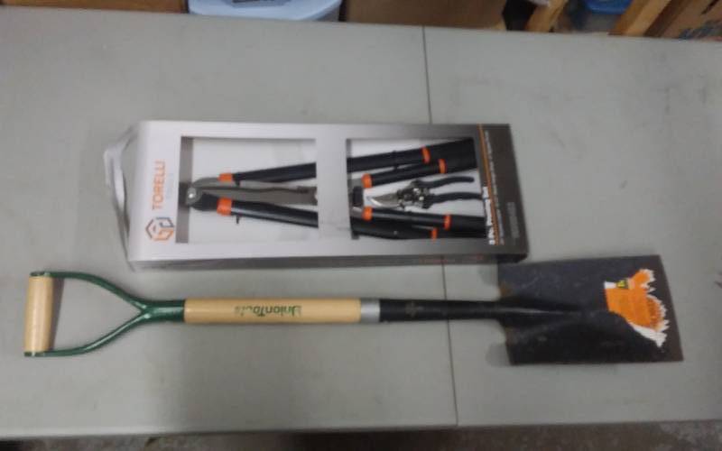 lot 61 image: NEW 3-Piece Pruning Set, Union Tool Spade, Border