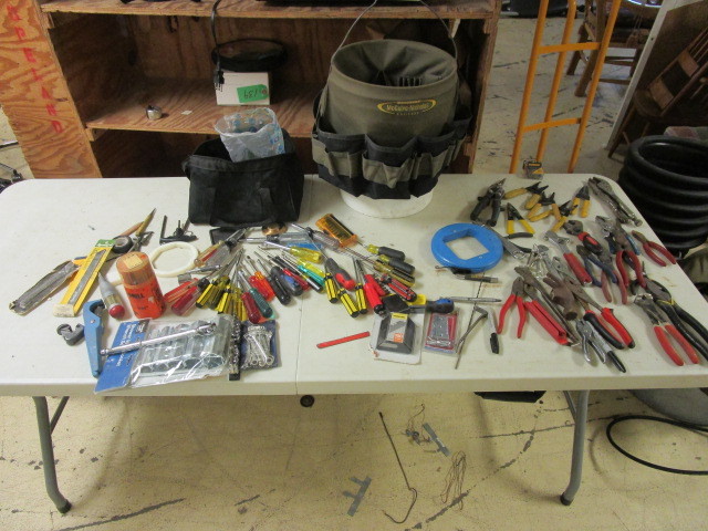 lot 514 image: ASSORTED HAND TOOLS, AND VARIOUS ELECTRICIAN TOOLS