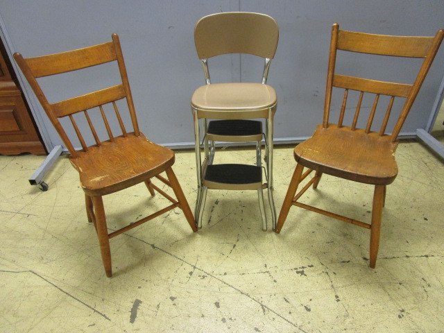 lot 521 image: SOLID WOOD KITCHEN CHAIRS AND VINTAGE STOOL