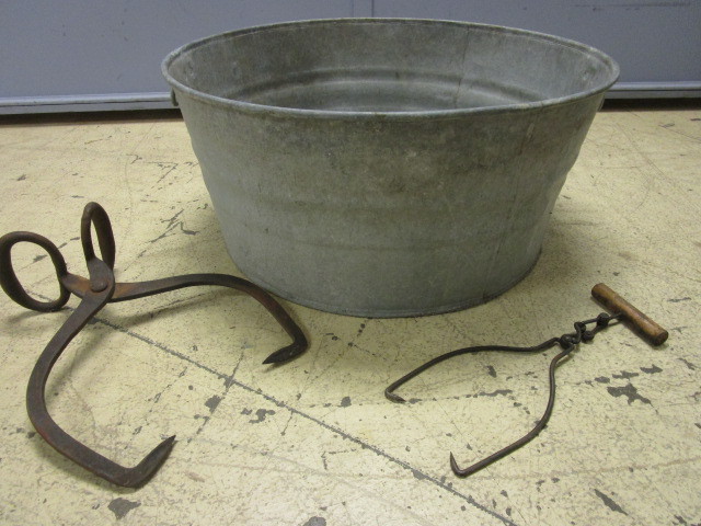 lot 526 image: ANTIQUE ICE BLOCK TONGS AND GALVANIZED METAL WASHTUB