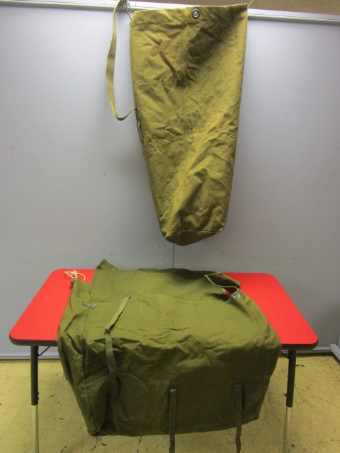 lot 528 image: ARMY DUFFEL BAGS