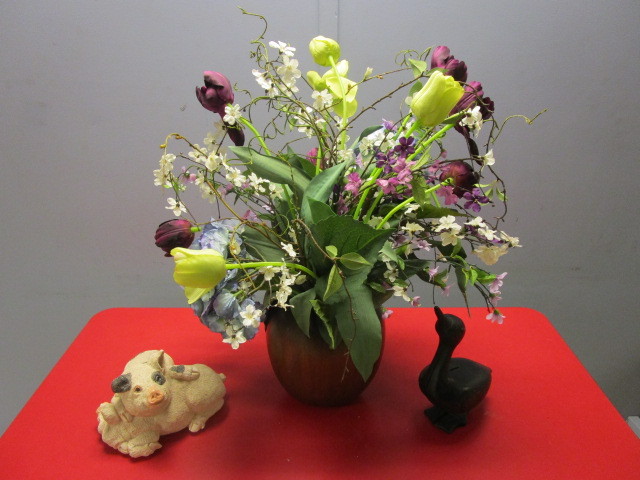 lot 535 image: VASE OF FLOWERS AND DECORATIVE ANIMAL BANKS