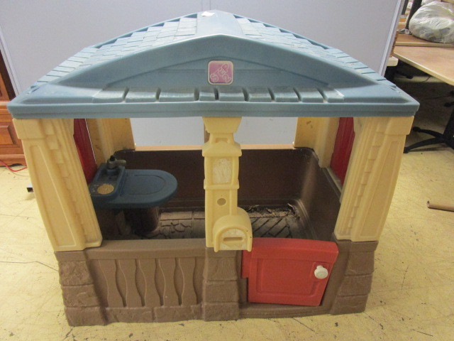 lot 538 image: STEP 2 CHILDREN PLAYHOUSE