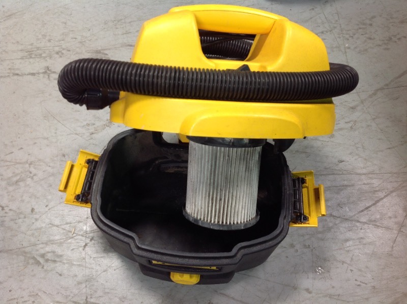 lot 162 image: Dewalt DC500 2 GALLON CORDLESSCORDED WETDRY VAC used in working conditions