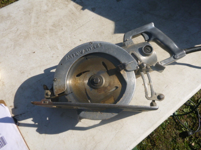 lot 62 image: Milwaukee 7 12 Worm Driver Saw